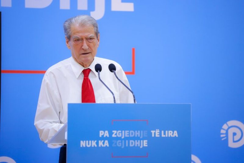 Berisha shfrenon fantazinë: Ministri i Jashtëm kërcënon vëzhguesit ndërkombëtarë që të ndryshojnë raportin