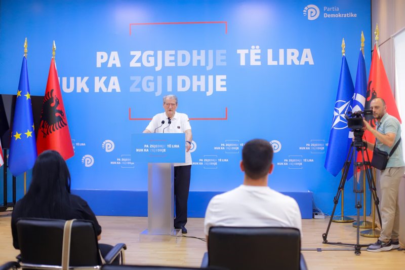 Berisha sulmon sërish Igli Hasanin: Ministri i Jashtëm avokat i farsës elektorale, letër misioneve mund t’iu dërgonte opozita, jo MPJ