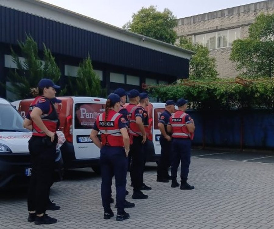 Policia rrethon godinën e News24, gazetarët ndalohen të futen në redaksi 