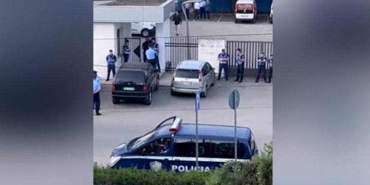 Policia fik sinjalin e TV News 24, Qëndresa Qytetare: Gazetarët po pengohen të futen në vendin e punës, akt i denjë për vendet autokratike