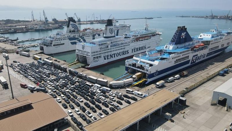 Sezoni turistik: 20 mijë pushues dhe 6 mijë automjete në fundjavë në Portin e Durrësit