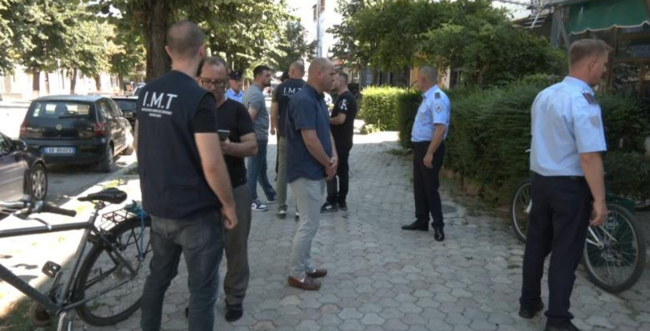 Kukës/ Aksioni për lirimin e hapësirave publike, bizneset nisin të çmontojnë vullnetarisht strukturat