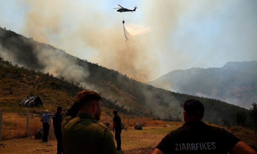Zjarri ende jashtë kontrollit në Gramsh, 7 fshatra të djegura plotësisht