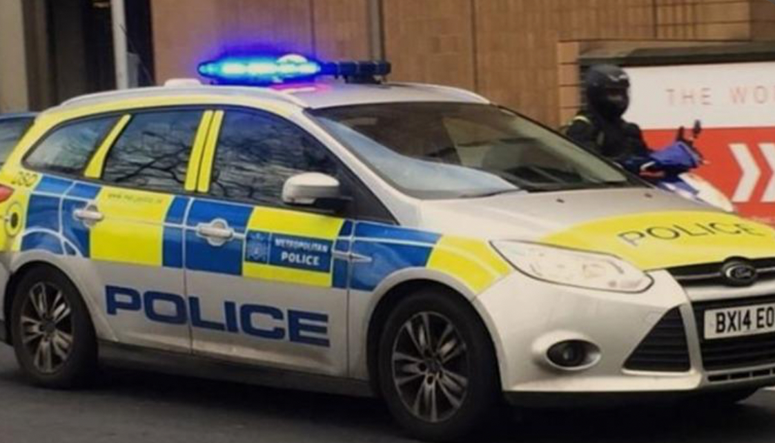 Vrasje me thikë në Angli, arrestohet 25-vjeçari shqiptar, në pranga edhe një letoneze