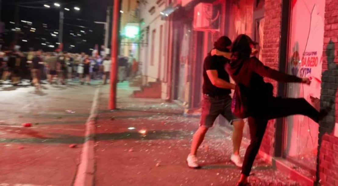 ‘Serbia nuk mund të qetësohet’/ Vazhdon vala e protestave antiqeveritare, sulmohen zyrat e partisë së Vuçiç në Valjevë! Përleshje mes protestuesve dhe policisë