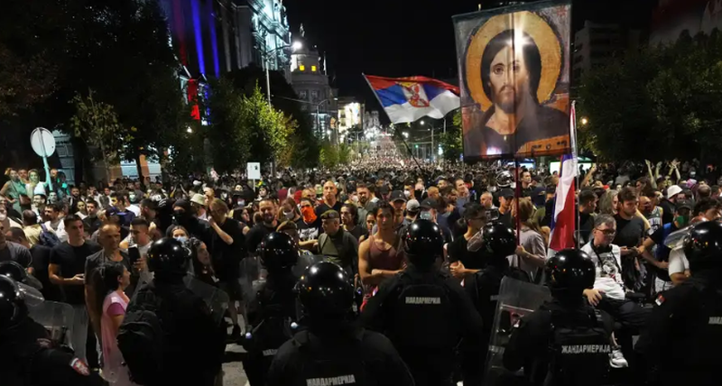 Tubimet e dhunshme në Serbi, Vuçiç i ashpër me protestuesit, i butë me përkrahësit e qeverisë