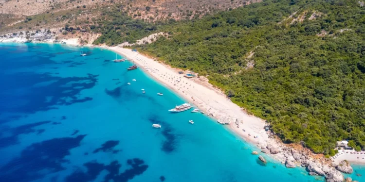 “The Sun”: Turistët britanikë i drejtohen Rivierës Shqiptare, shtohen fluturimet javore