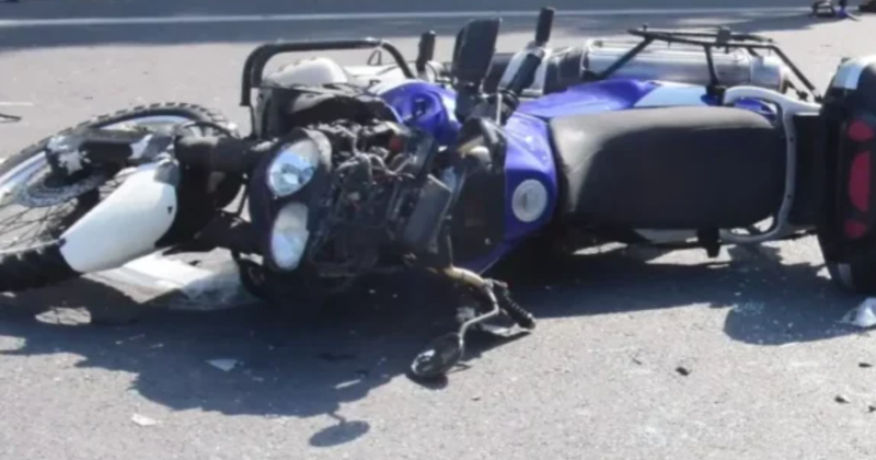 Dy të rinj shqiptarë aksidentohen me motor në Greqi, njëri humb jetën