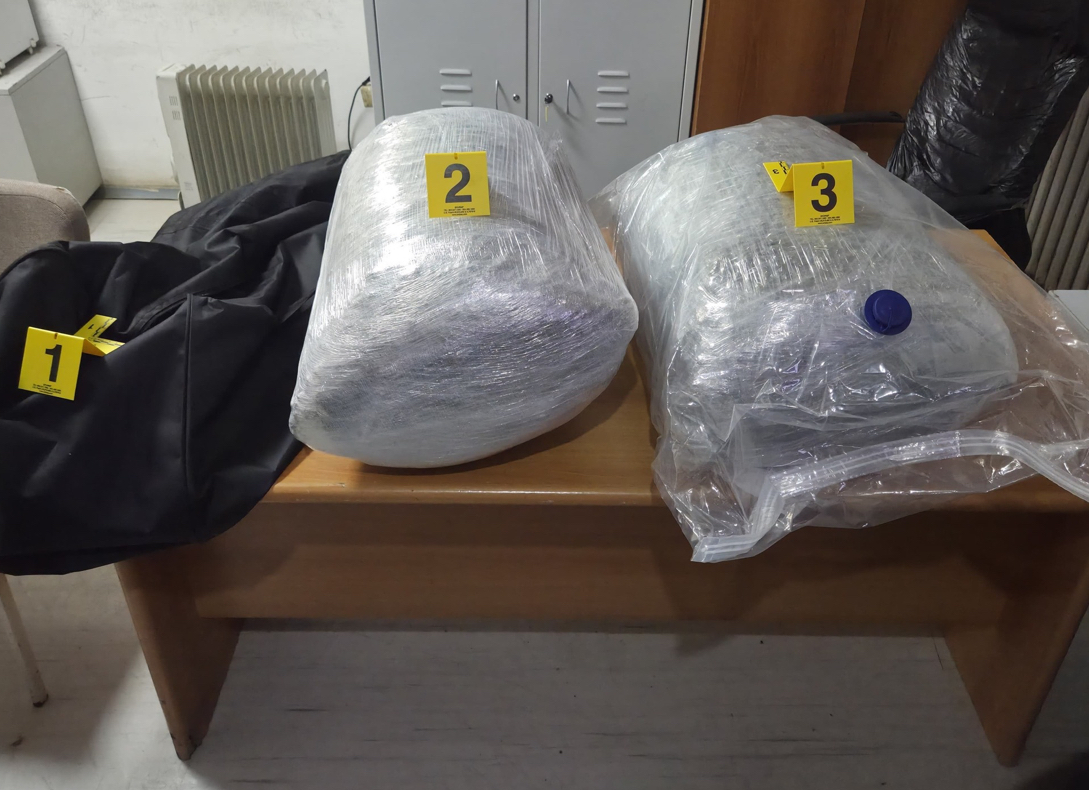 Operacion në kufirin Kosovë-Shqipëri, trafikanti i drejton armën policisë dhe arratiset! Braktis edhe çantën me 21 kg me drogë