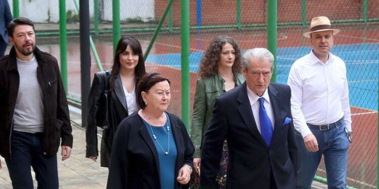 Shkëlzen dhe Argita Berisha në krye të PD? Gazetari: S’ka asnjë sekret. Kanë që në vitin 2005 që…
