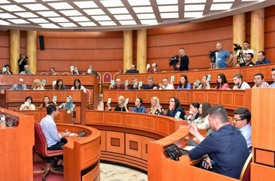 Servilë dhe të pabesë / Postet e favoret e këshilltarëve të PS që firmosën kërkesën për shkarkimin e Veliajt