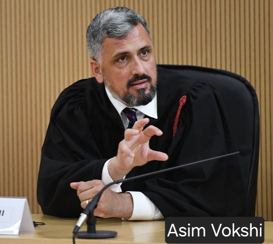 Fiton “heroi” Asim Vokshi! Lufta për Gjyqtarin Kushtetues si shembull i një drejtësie të rrënuar