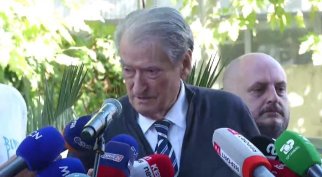 Berisha asgjëkundi me padinë për shpifje ndaj Blinken, justifikohet para gazetarëve: Asokohe kishte imunitet…