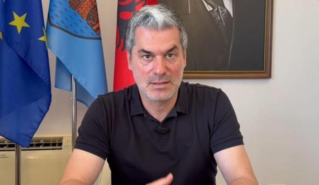 Pas dorëheqjes nga kryesimi i Bashkisë Vlorë, Ermal Dredha u dërgon mesazh vartësve të tij: Kënaqësi t’ju shërbeja, edhe pse jo të gjithëve ua zgjidha hallet