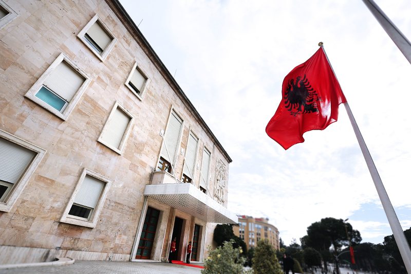 Rama publikon fotoalbumin me ministrat e kabinetit të ri