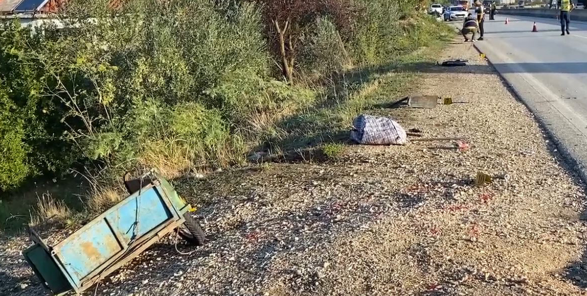 Aksident në aksin Rogozhinë-Lushnjë/ Autobusi i linjës Tiranë-Athinë përplas motorin, vdes drejtuesi