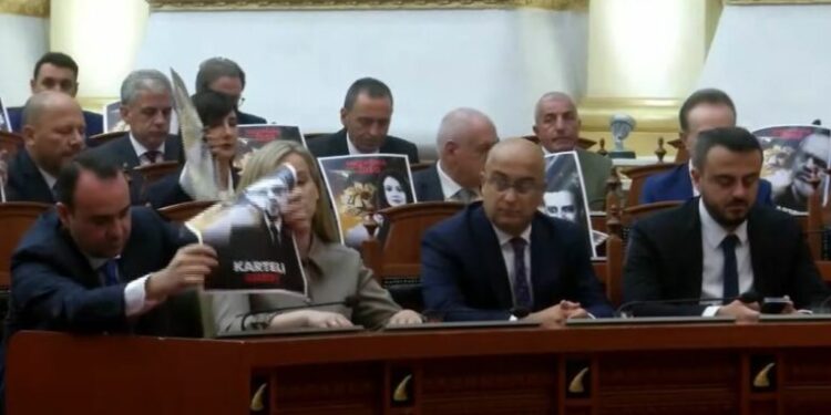 Opozita protestë ndaj kabinetit të ri qeveritar/ Me pankarta në nisje të seancës së parë