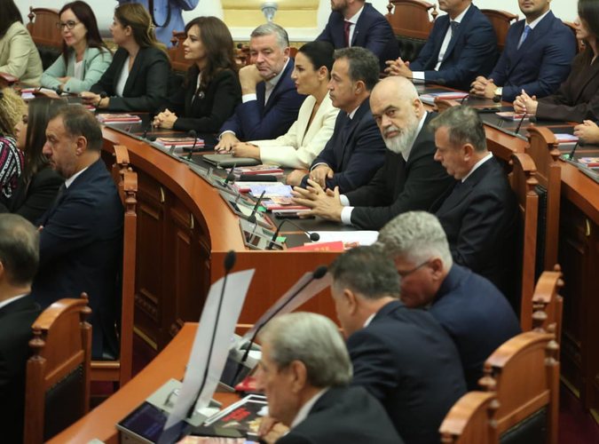FOTOT: Krah për krah me armikun…