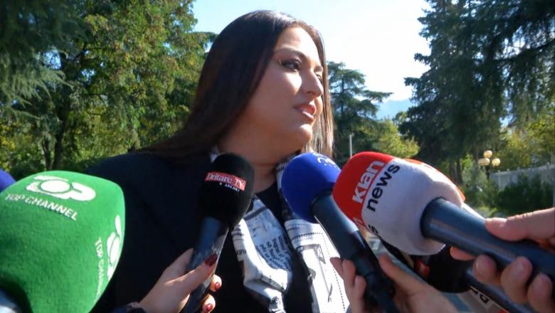 Sara Mile në Kuvend, vendos në qafë shallin me akuzat e opozitës: Simbolizon baltën që kanë hedhur mbi mua