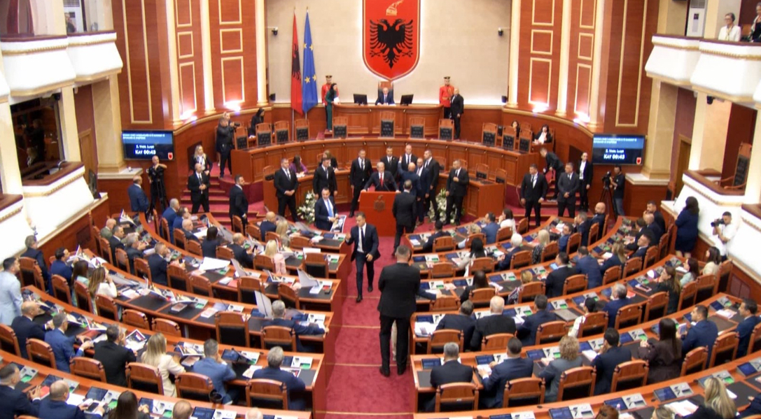 Tensione në Kuvend/ Berisha bllokon foltoren, demokratët refuzojnë ngritjen e komisionit për verifikimin e mandateve! Bardhi i prish mikrofonin Taulant Ballës