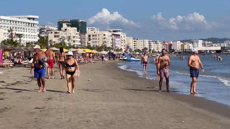 Durrësi i preferuar edhe në shtator, turistët mbushin plazhet