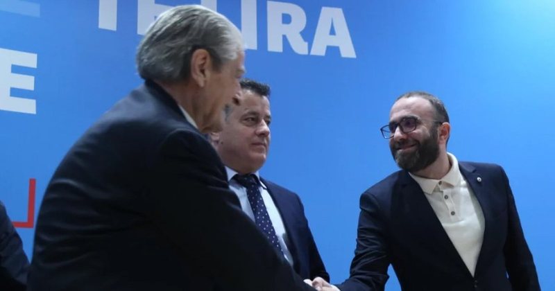 “Kishim konflikt të brendshëm” – Gaz Bardhi pas rizgjedhjes si kryetar grupi: E caktoi Berisha, s’ia kërkova unë! Për Leskajn s’kam koment