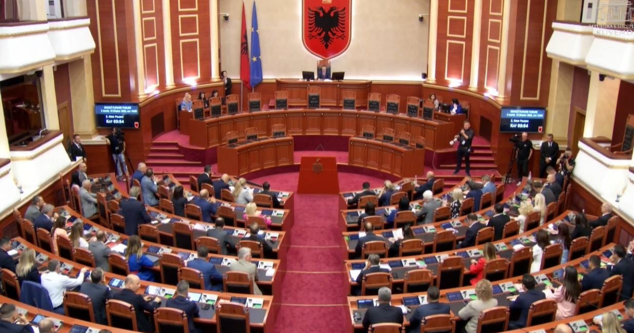Nis seanca plenare në Kuvendin e Shqipërisë, betohen tre deputetë të opozitës, Topalli nuk është prezente