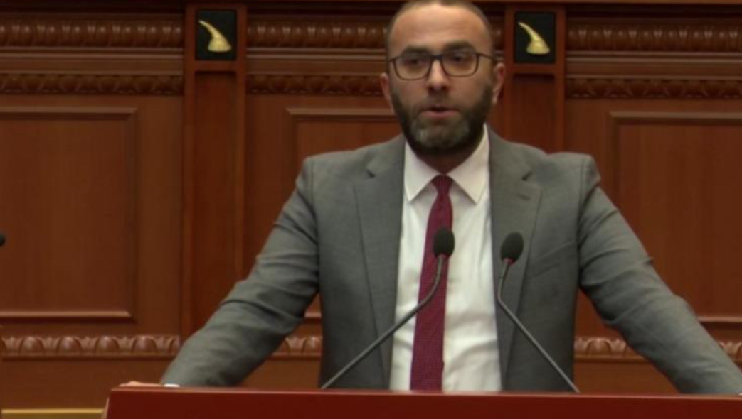 Bardhi: Ndryshimi i strukturës së re të Kuvendit duhet t’ju turpërojë, u diktua nga kreu i ekzekutivit! Flisni për hapje kapitujsh e përralla integrimi