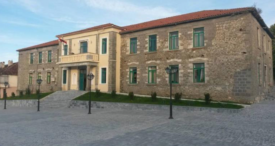 Grabitet Bashkia e Kolonjës? Punonjësi gjen derën e magazinës hapur, policia nis hetimet