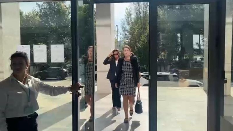 Hapja e garës për drejtuesin e SPAK, përfaqësues të Ambasadës amerikane mbërrijnë në mbledhjen e KLP-së