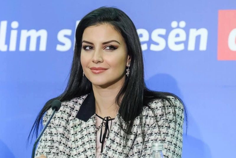 Dasma luksoze e djalit të Jozefina Topallit, Floriana Garo: Vetëm 1 mijë euro paguan për kishën, prindërit e Cindy-t janë shumë të pasur. Ata i paguan shpenzimet