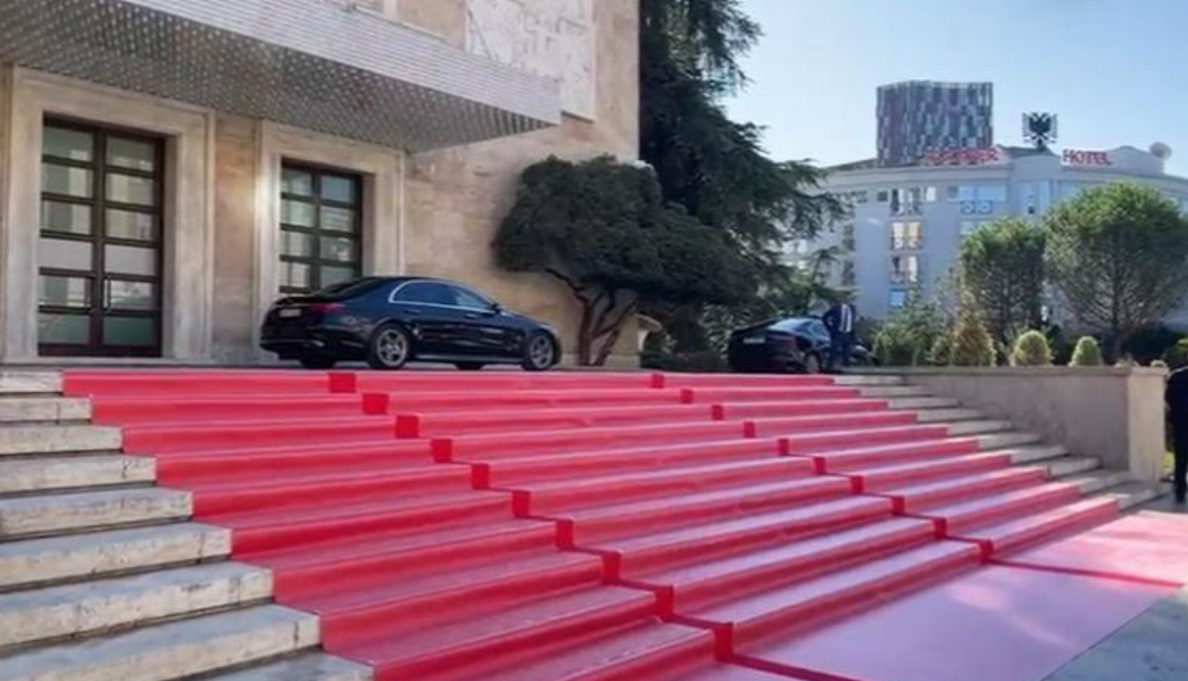 Kryeministria shtron tapetin e kuq për pritjen e ministrave të qeverisë, pas betimit i pret fotoja familjare