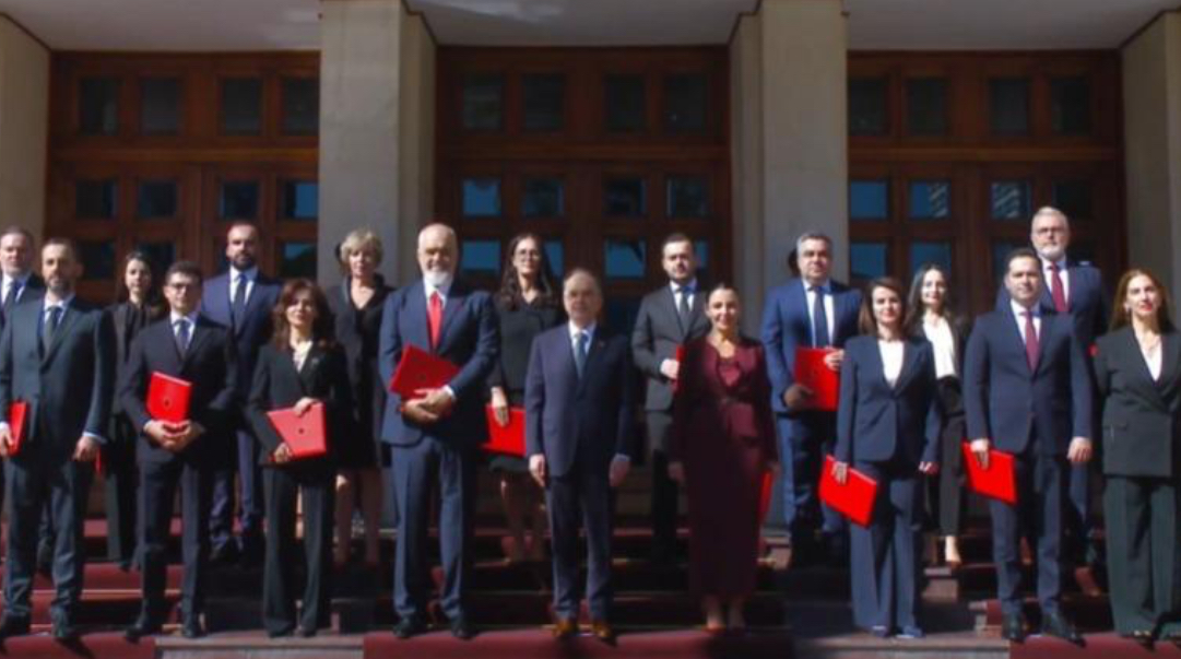 Pas betimit, Rama dhe 16 ministrat realizojnë foton e përbashkët me presidentin Begaj