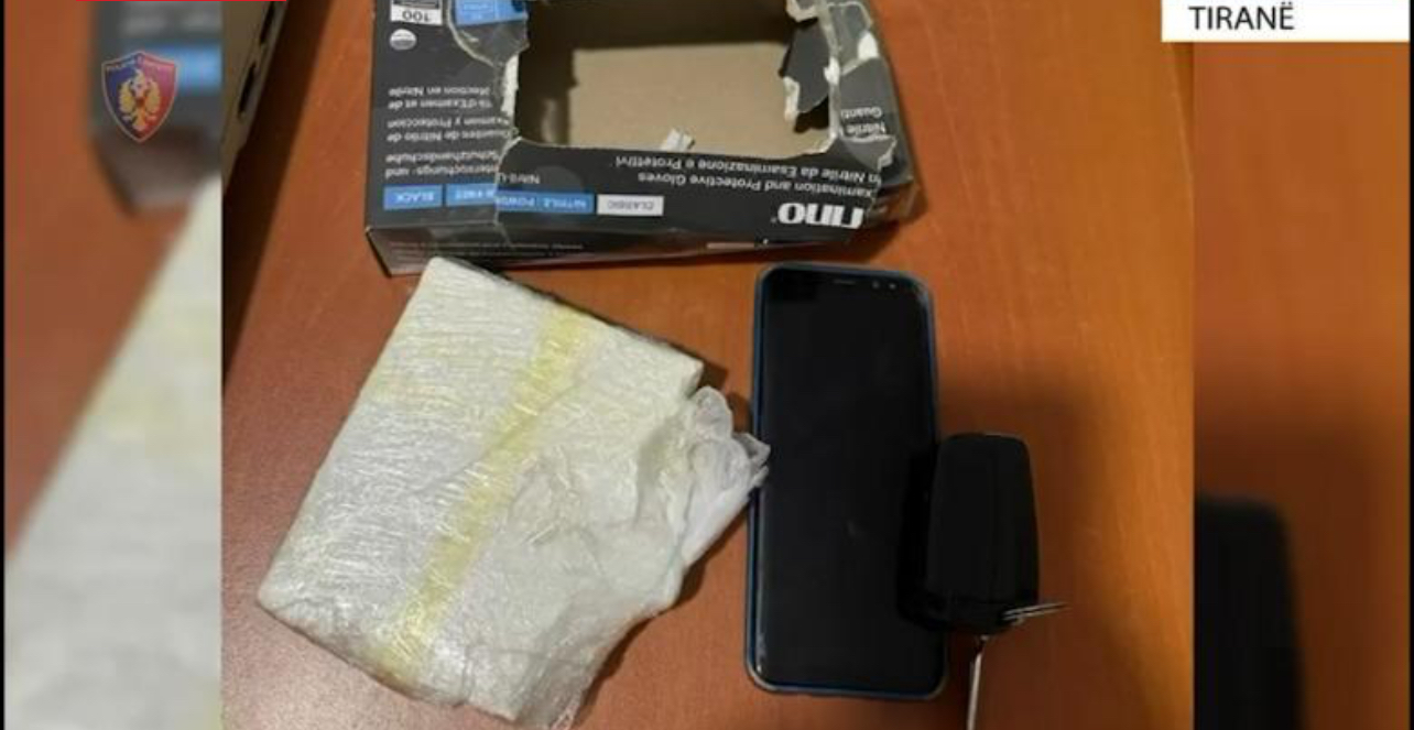 Transportonte kokainë me makinë, arrestohet 22-vjeçari në autostradën Tiranë-Durrës! Droga do të shitej në 3 zona të kryeqytetit