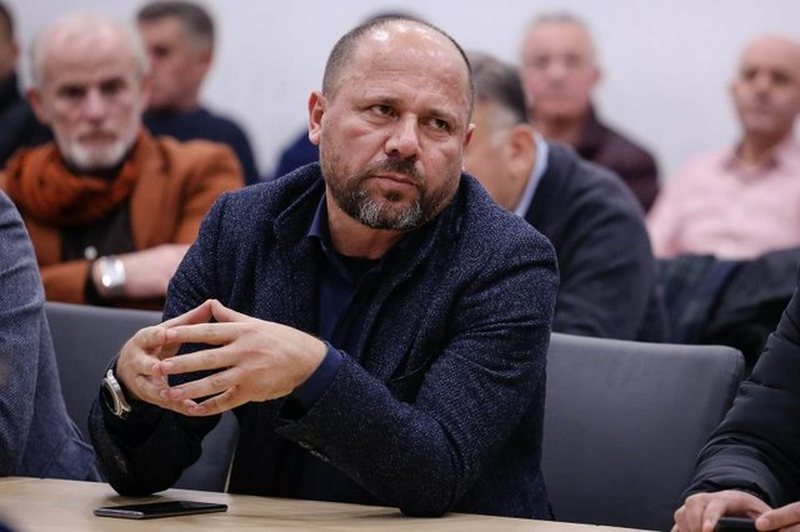 I vendosën tritol në shtëpi, Xhelal Mziu flet për mesazhe të errëta: S’do i trembem mafies, me mua gaboheni