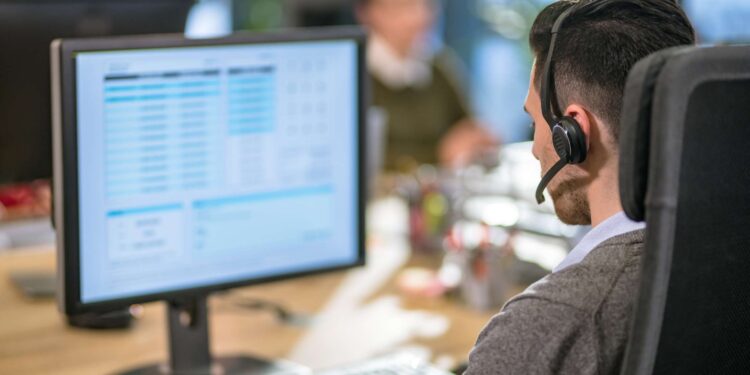 Pasojat e punës në call-center, 60% e të rinjve shfaqin probleme me shtyllën kurrizore, dëgjimin dhe shikimin