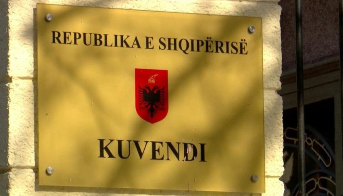 Opozita kërkon shkarkimin e tij, Peleshi i thërret në mbledhje të hënën për plotësimin e komisioneve parlamentare! PD drejt Kushtetueses