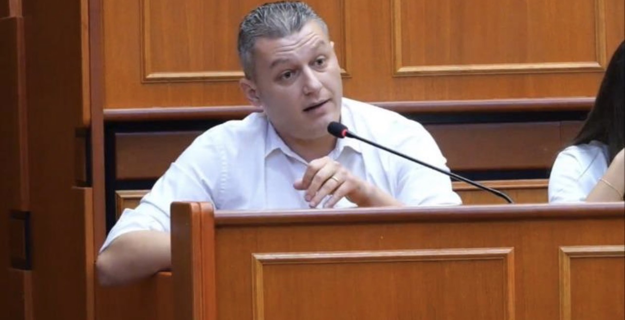Këshilli Bashkiak i Tiranës/ Ironia e Alfred Muharremit: Ne jemi delet…e qytetarëve