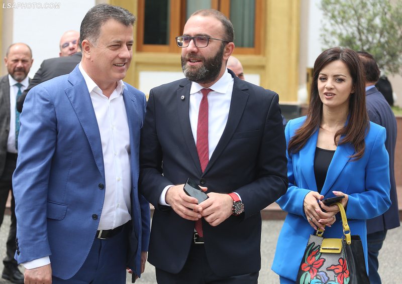 Demokrati i famshëm tallet me opozitën: Na shpëtoi ankimimi i Veliajt, se s’po gjenim dot kandidatin!