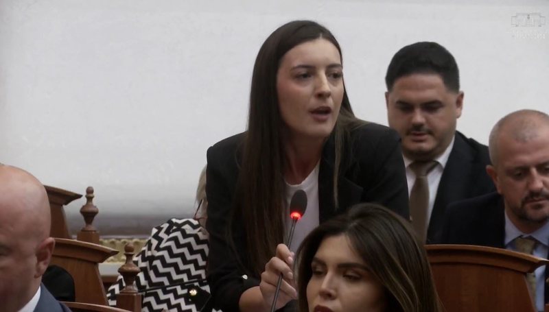 “Mezi e prisnim seancën e parë, ju e kthyet në kaos”, Zegjine ÇaushI ironizon kolegët e opozitës: Dhe ju si Gazi do përfundoni