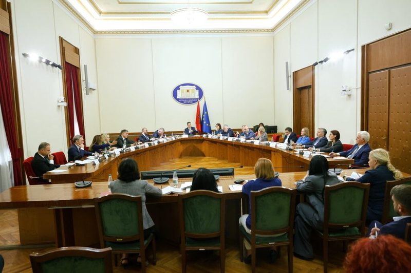 Rrëzohet kërkesa e opozitës, debate mes Ballës dhe Blushit: Nuk jemi mumje në Kuvend