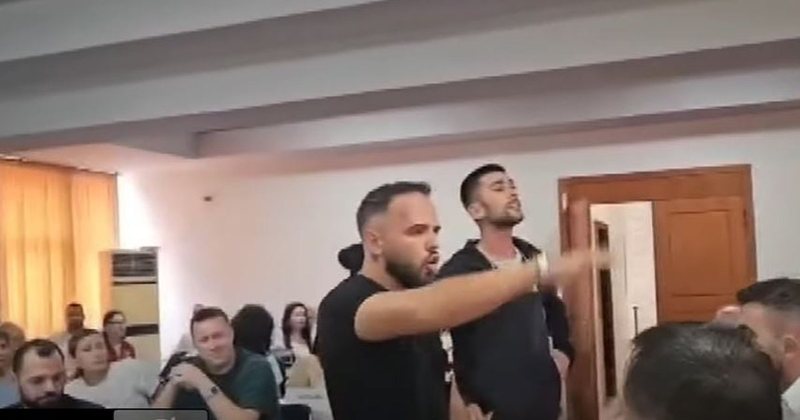 Ndërpreu mbledhjen e këshillit bashkiak me tone kërcënuese, flet i riu vlonjat: Ja pse e bëra!