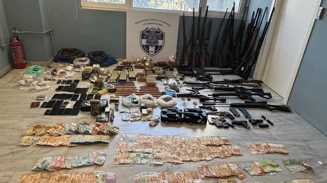 Shkatërrohet organizata mafioze në Kretë, 49 të arrestuar, a*më, d*ogë dhe para të sekuestruara