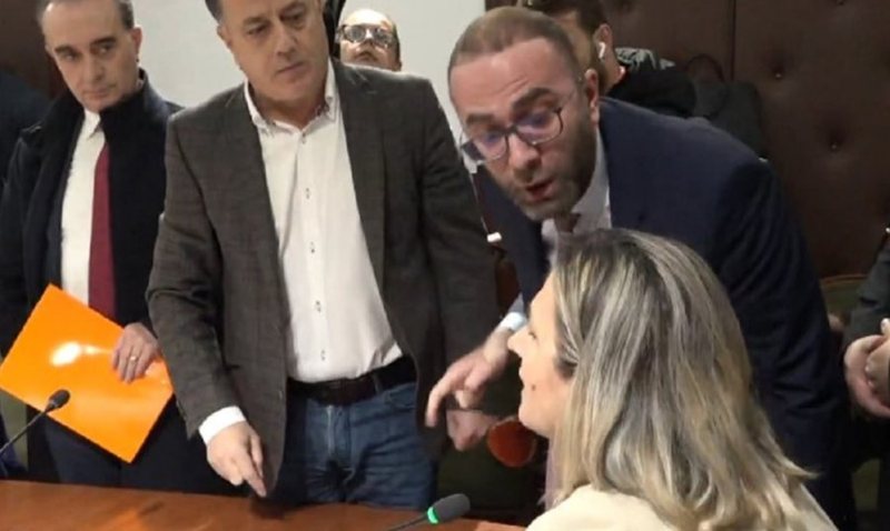 Flutura Açka, kërkësë publike Gazmend Bardhit: Më kërko falje!