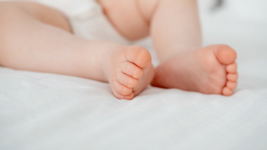 Tragjedi në Greqi/ Gruaja lindi e vetme foshnjen në banesë, bashkëshorti i gjen të dy të vde*ur