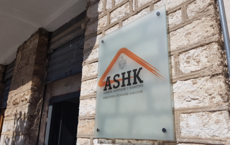 Dhuna ndaj gazetares së “Stop”, Kadastra: Dënojmë dhe distancohemi nga çdo akt i tillë! Agresori nuk është punonjës i yni