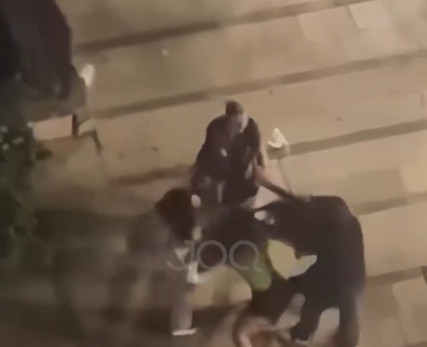 Sherr mes të rinjve te Pallati i Sportit në Durrës, vajzat kapen për flokësh për një djalë