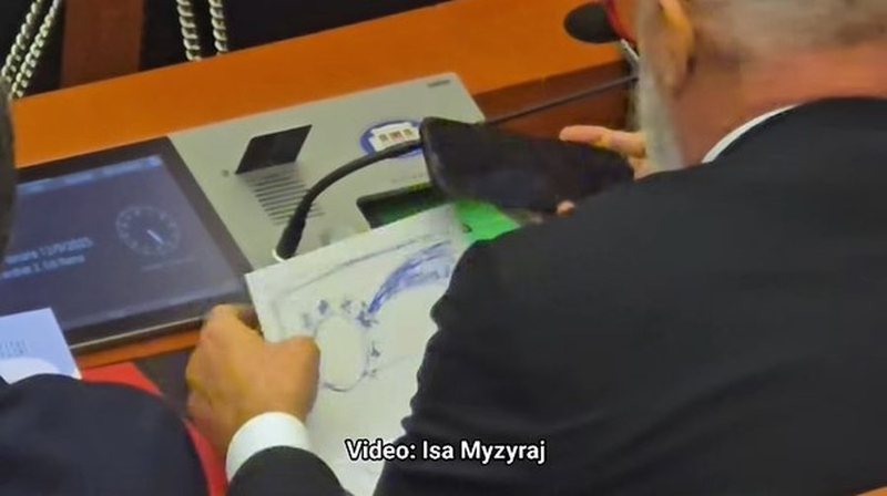 Rama pikturon librin e Etikës së Deputetit në Kuvend e më pas e fotografon
