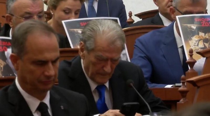 Berisha kokëulur pranon mandatin dhe betohet si deputet i Kuvendit të Shqipërisë