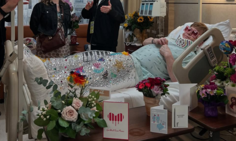 Fansat në panik: Elton John publikon foto nga spitali